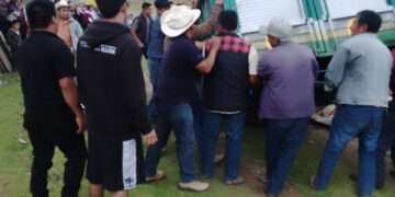 Dos lesionados deja volcadura