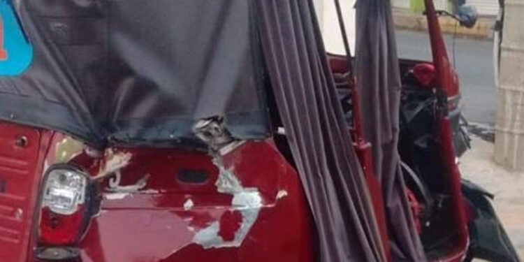 Mototaxi destrozado