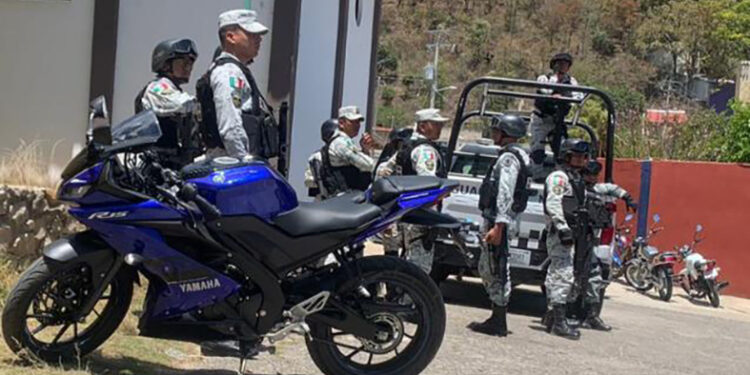 Retienen a 12 agentes de la GN