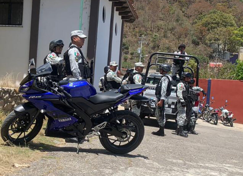 Retienen a 12 agentes de la GN