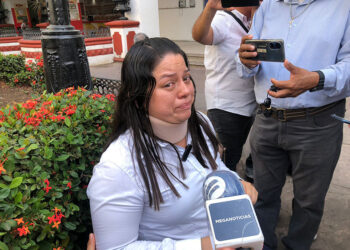 Casi la ahorcan y nadie la atiende