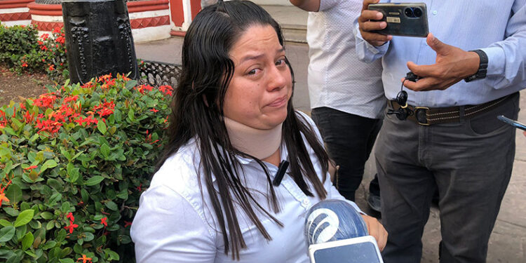 Casi la ahorcan y nadie la atiende