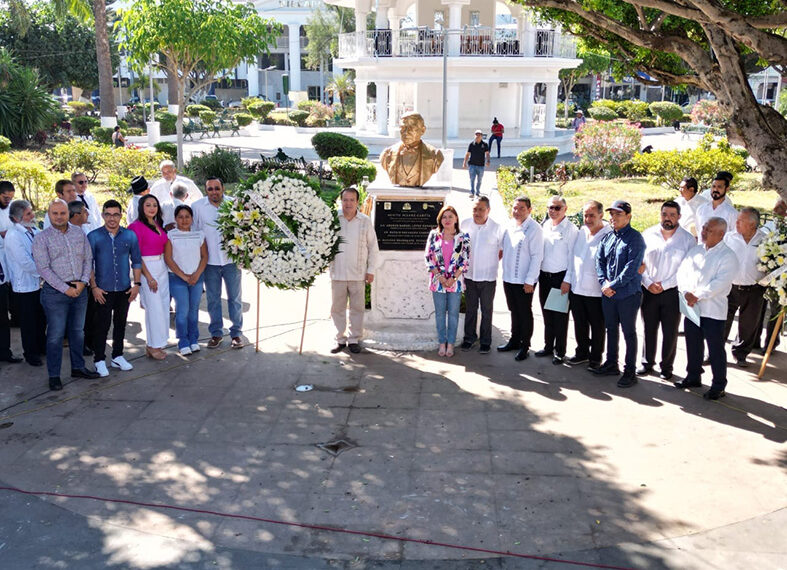 Encabeza ceremonia del natalicio 217 de Benito Juárez