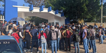 Fuera directora; alumnos toman escuela