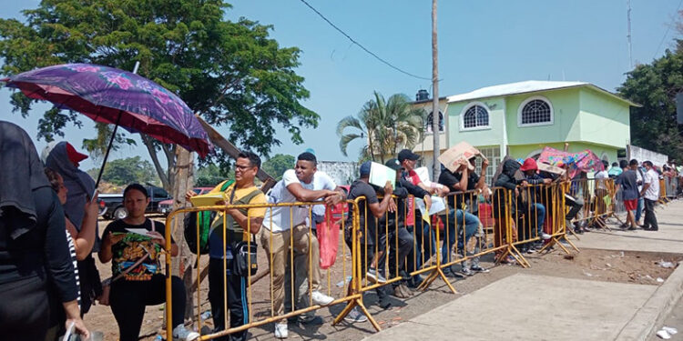 Se aglomeran en las afueras del INM