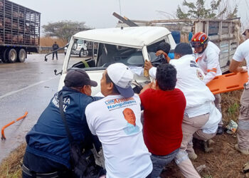 Murió al estrellarse una camioneta y un coche