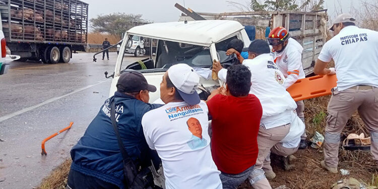 Murió al estrellarse una camioneta y un coche