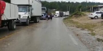 Sigue bloqueo, liberan a retenidos