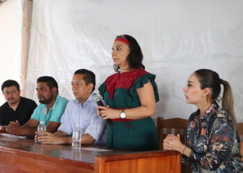 Refrenda compromiso por el bienestar de las jefas de familia