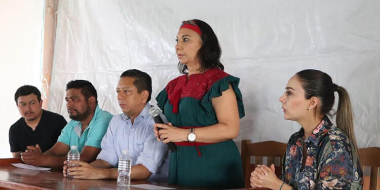 Refrenda compromiso por el bienestar de las jefas de familia