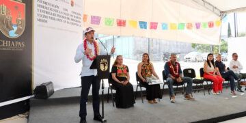 Rutilio Escandón continúa mejorando las calles de Tuxtla