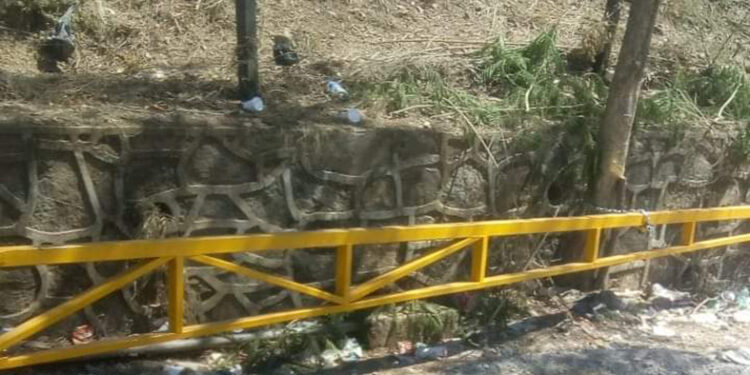 Alertan por instalación de pluma en camino rural