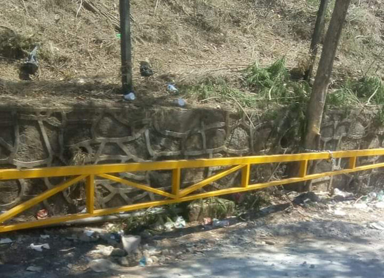 Alertan por instalación de pluma en camino rural