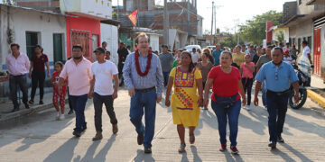 Entrega el multideportivo en el Triunfo