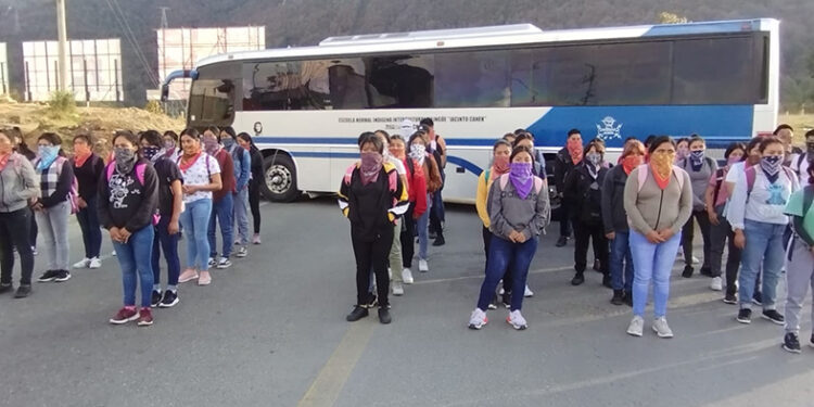 Exigen pago de combustible