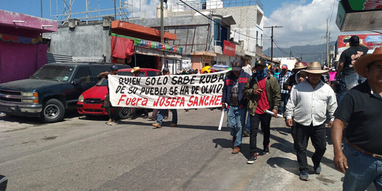 Sigue conflicto contra la alcaldesa