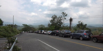 Abarrotan carreteras de la costa