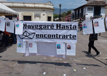 Desplazadas se manifiestan en plaza catedral