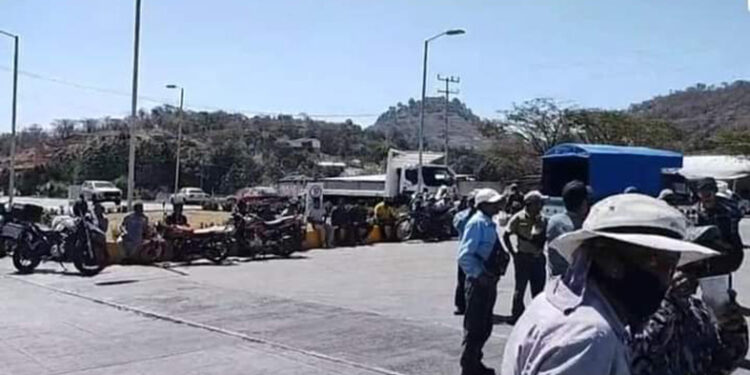 Logran acuerdos y levantan bloqueo