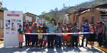 Entregó calle pavimentada y drenaje en Villahidalgo