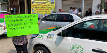 Advierten el riesgo de caminar en la carretera