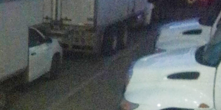 Familiares y habitantes bloquean