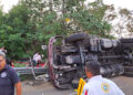 Fallece menor prensado por un tráiler volcado