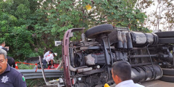 Fallece menor prensado por un tráiler volcado