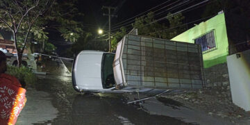 Un chofer se puso el camión de sombrero