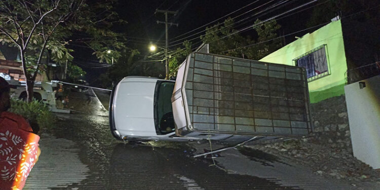 Un chofer se puso el camión de sombrero
