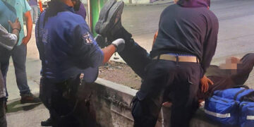 Moto se estrella contra un vocho