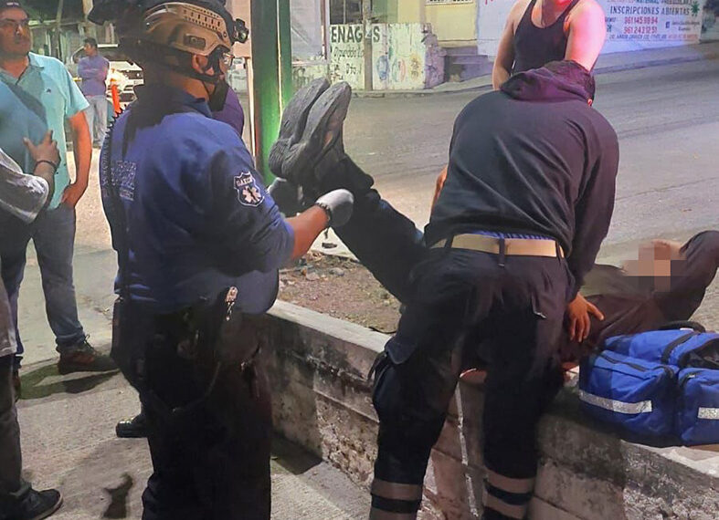 Moto se estrella contra un vocho