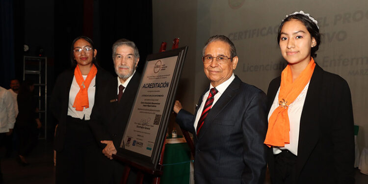 Entregan acreditación a la Licenciatura en Enfermería