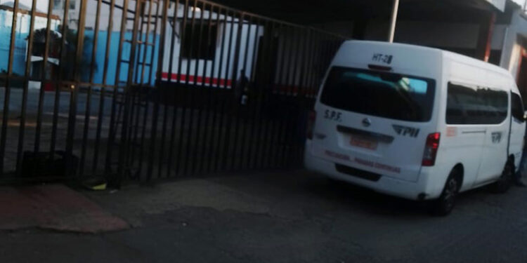 Amanece cerrada la cooperativa de transporte