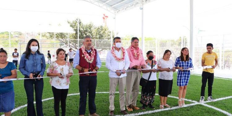 Inaugura rehabilitación de Multideportivo