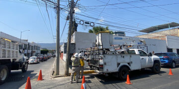 Colonos increpan a electricistas