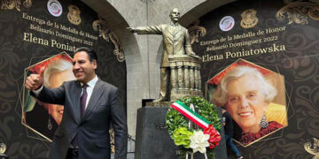 Felicita a Poniatowska por Medalla Belisario Domínguez