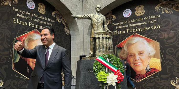 Felicita a Poniatowska por Medalla Belisario Domínguez