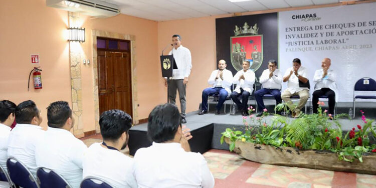 Rutilio Escandón hace justicia laboral al personal de salud