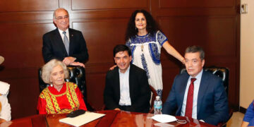 Atestigua entrega de la Medalla Belisario Domínguez