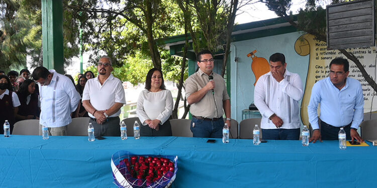 Asiste Javier Maza a escuela secundaria