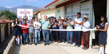Mariano Rosales entrega aula en Telesecundaria 288