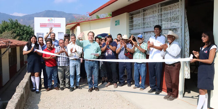 Mariano Rosales entrega aula en Telesecundaria 288