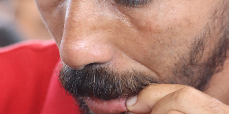 Se suturan los labios, exigen atención del INM