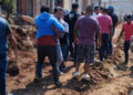 Vecinos pelean por calle y drenaje