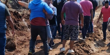 Vecinos pelean por calle y drenaje