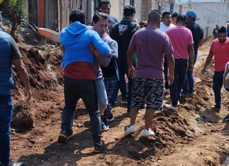 Vecinos pelean por calle y drenaje