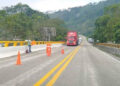Hombres armados en la carretera