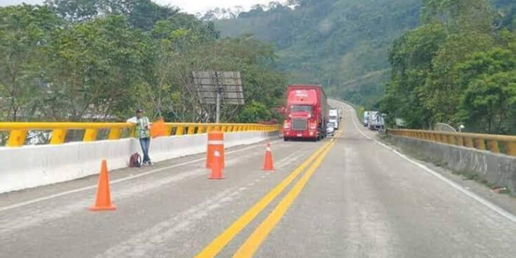 Hombres armados en la carretera
