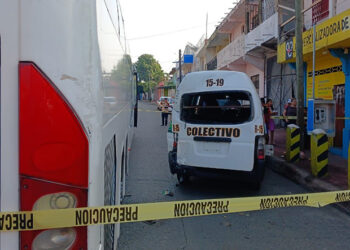 Se estampó en un autobús